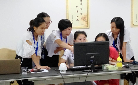 美女們互相交流學(xué)習(xí)，氣氛有點(diǎn)嚴(yán)肅啊